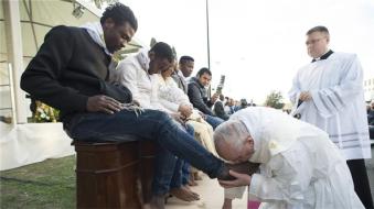 Popr Francis Washing feet.jpg